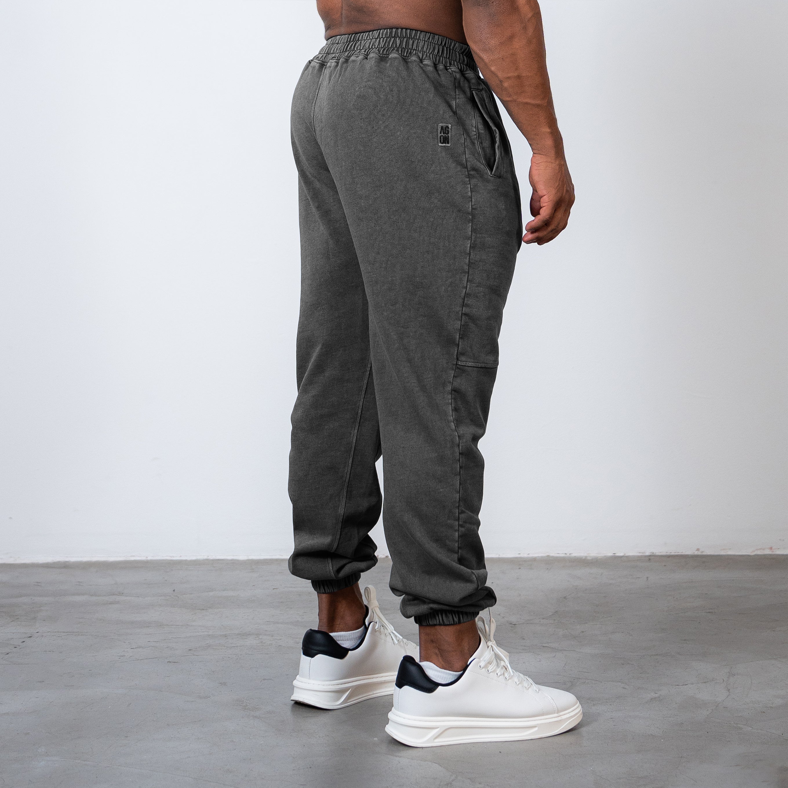 EMPOWERING ATHLETES JOGGER - DARK GREY