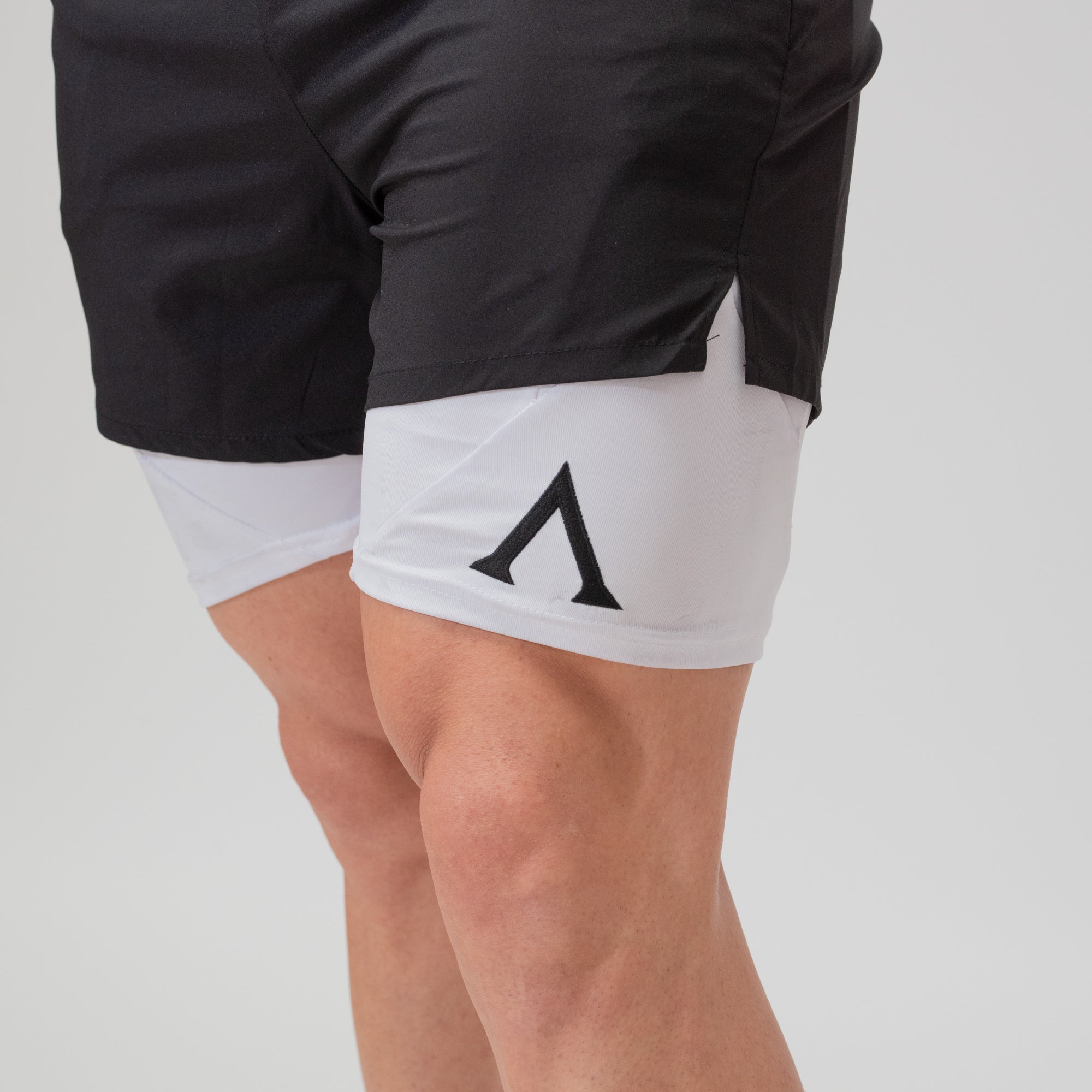 PRO TECH SHORT - BLACK/WHITE