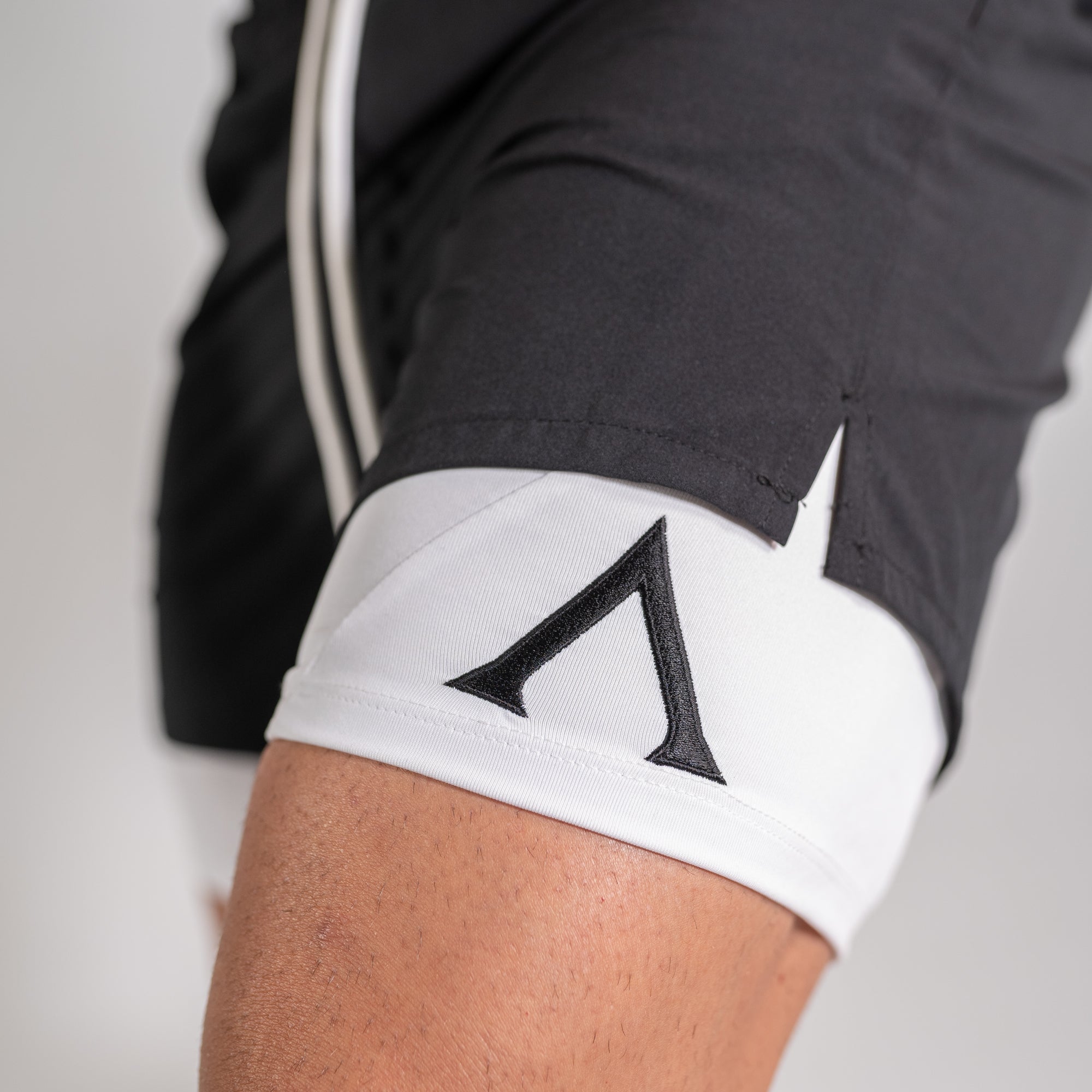 PERFORMANCE SHORT - BLACK/WHITE